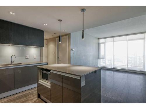 3201-1122 3 Street Se, Calgary, AB - Indoor Photo Showing Kitchen With Double Sink With Upgraded Kitchen