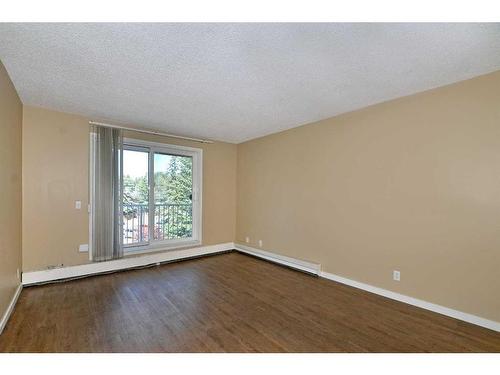 405C-5601 Dalton Drive Nw, Calgary, AB - Indoor Photo Showing Other Room