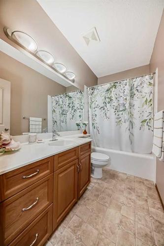 151 Bridlemeadows Common Sw, Calgary, AB - Indoor Photo Showing Bathroom