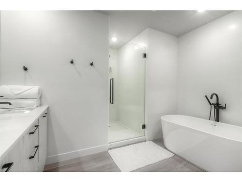 304-1107 Gladstone Road Nw, Calgary, AB - Indoor Photo Showing Bathroom