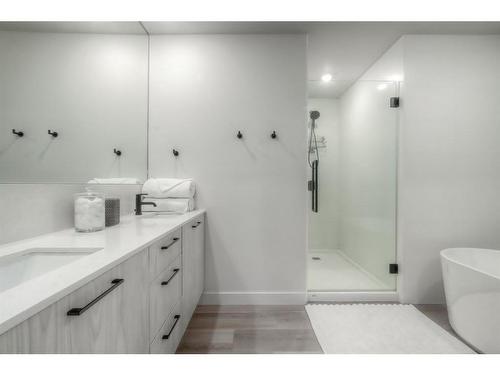 304-1107 Gladstone Road Nw, Calgary, AB - Indoor Photo Showing Bathroom