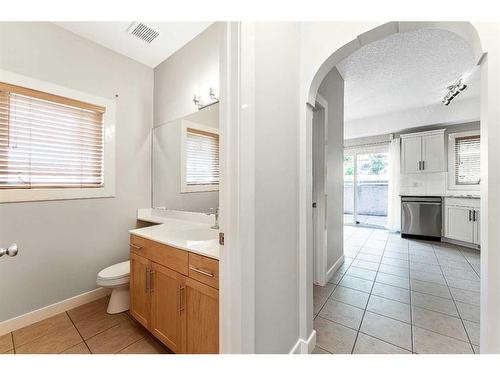 212A 12A Street Ne, Calgary, AB - Indoor Photo Showing Bathroom