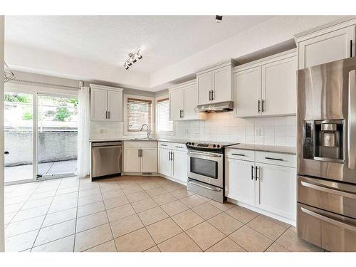 212A 12A Street Ne, Calgary, AB - Indoor Photo Showing Kitchen