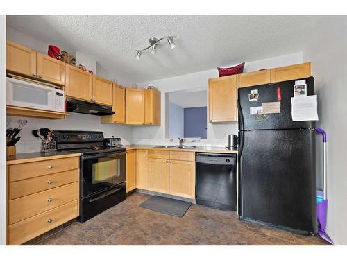 153 Everhollow Heights Sw, Calgary, AB - Indoor Photo Showing Kitchen