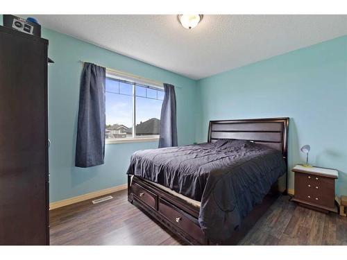 153 Everhollow Heights Sw, Calgary, AB - Indoor Photo Showing Bedroom