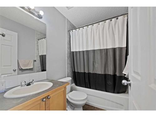 153 Everhollow Heights Sw, Calgary, AB - Indoor Photo Showing Bathroom