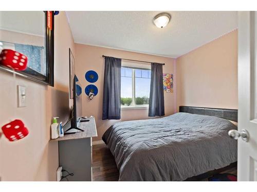 153 Everhollow Heights Sw, Calgary, AB - Indoor Photo Showing Bedroom