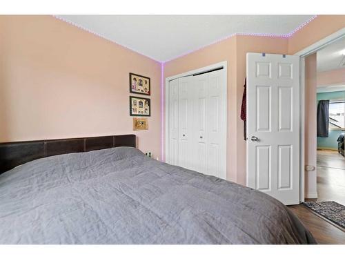 153 Everhollow Heights Sw, Calgary, AB - Indoor Photo Showing Bedroom