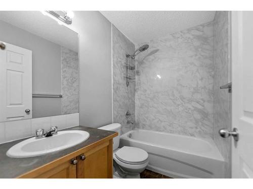 153 Everhollow Heights Sw, Calgary, AB - Indoor Photo Showing Bathroom