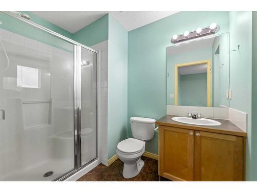 153 Everhollow Heights Sw, Calgary, AB - Indoor Photo Showing Bathroom