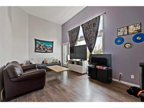 153 Everhollow Heights Sw, Calgary, AB - Indoor Photo Showing Living Room