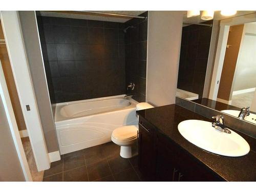 101-500 Rocky Vista Gardens Nw, Calgary, AB - Indoor Photo Showing Bathroom