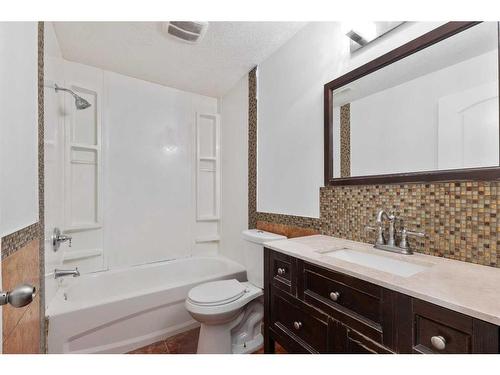 208 East Lakeview Place, Chestermere, AB - Indoor Photo Showing Bathroom