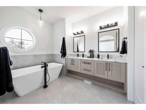 2208 34 Street Sw, Calgary, AB - Indoor Photo Showing Bathroom