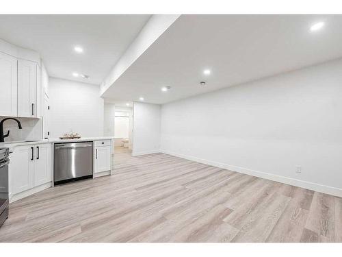 2208 34 Street Sw, Calgary, AB - Indoor Photo Showing Kitchen