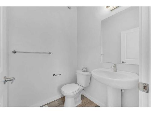 938 Cobblemore Common Sw, Airdrie, AB - Indoor Photo Showing Bathroom