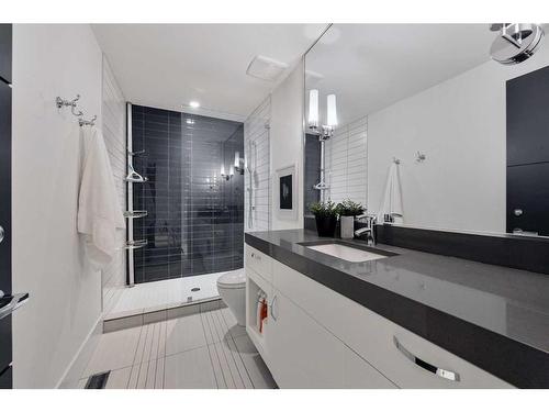 710 Royal Avenue Sw, Calgary, AB - Indoor Photo Showing Bathroom