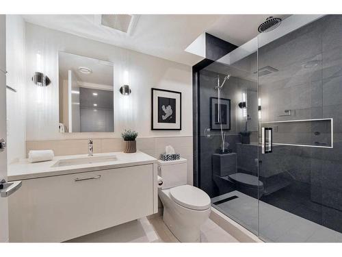 710 Royal Avenue Sw, Calgary, AB - Indoor Photo Showing Bathroom