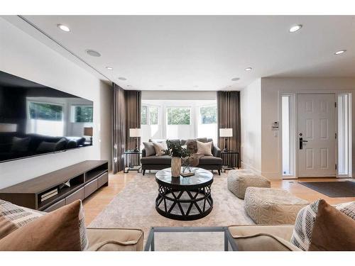 710 Royal Avenue Sw, Calgary, AB - Indoor Photo Showing Living Room