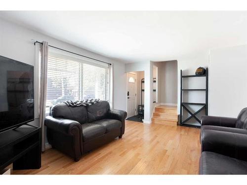 122-4525 31 Street Sw, Calgary, AB - Indoor Photo Showing Living Room