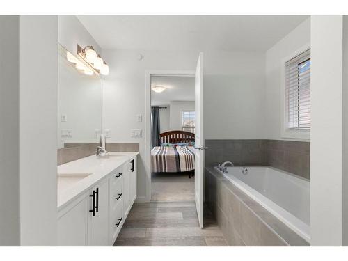 49 Lucas Heights Nw, Calgary, AB - Indoor Photo Showing Bathroom