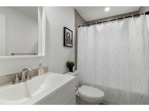 49 Lucas Heights Nw, Calgary, AB - Indoor Photo Showing Bathroom