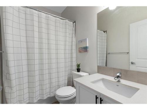 49 Lucas Heights Nw, Calgary, AB - Indoor Photo Showing Bathroom