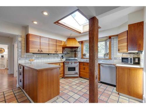 23 Croydon Road Nw, Calgary, AB - Indoor Photo Showing Kitchen