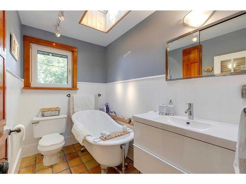 23 Croydon Road Nw, Calgary, AB - Indoor Photo Showing Bathroom