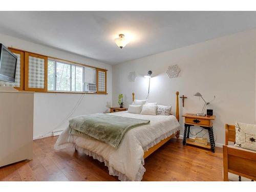 23 Croydon Road Nw, Calgary, AB - Indoor Photo Showing Bedroom