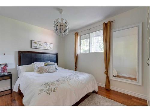 23 Croydon Road Nw, Calgary, AB - Indoor Photo Showing Bedroom