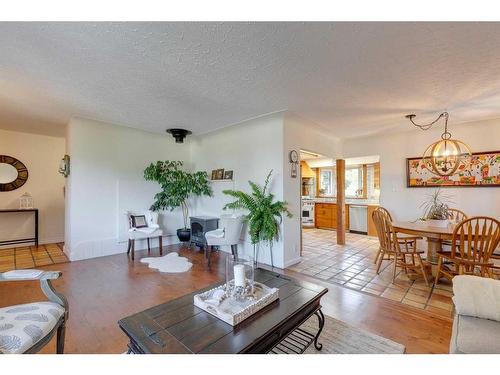 23 Croydon Road Nw, Calgary, AB - Indoor Photo Showing Living Room