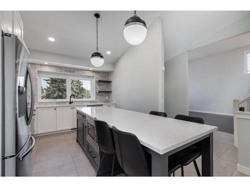 191 Scenic Way Nw, Calgary, AB - Indoor Photo Showing Kitchen With Upgraded Kitchen