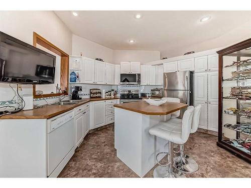 424 Cimarron Circle, Okotoks, AB - Indoor Photo Showing Kitchen