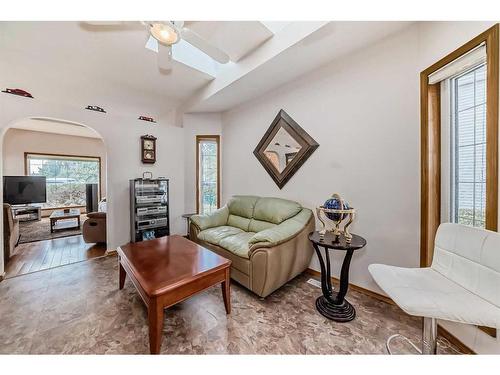 424 Cimarron Circle, Okotoks, AB - Indoor Photo Showing Living Room