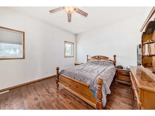 424 Cimarron Circle, Okotoks, AB - Indoor Photo Showing Bedroom