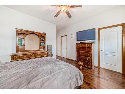 424 Cimarron Circle, Okotoks, AB - Indoor Photo Showing Bedroom