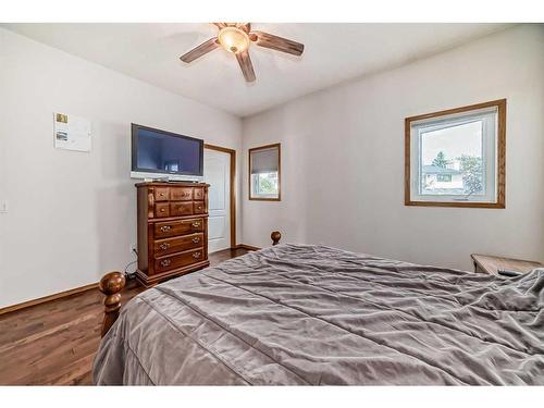 424 Cimarron Circle, Okotoks, AB - Indoor Photo Showing Bedroom