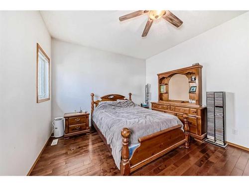 424 Cimarron Circle, Okotoks, AB - Indoor Photo Showing Bedroom