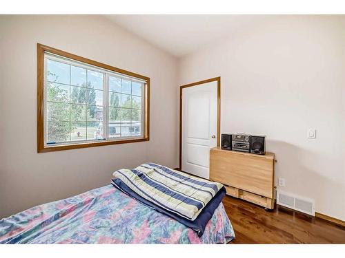 424 Cimarron Circle, Okotoks, AB - Indoor Photo Showing Bedroom