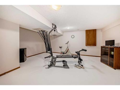 424 Cimarron Circle, Okotoks, AB - Indoor Photo Showing Gym Room