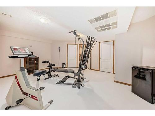 424 Cimarron Circle, Okotoks, AB - Indoor Photo Showing Gym Room