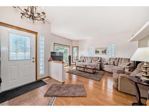 424 Cimarron Circle, Okotoks, AB - Indoor Photo Showing Living Room