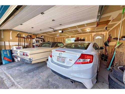 424 Cimarron Circle, Okotoks, AB - Indoor Photo Showing Garage