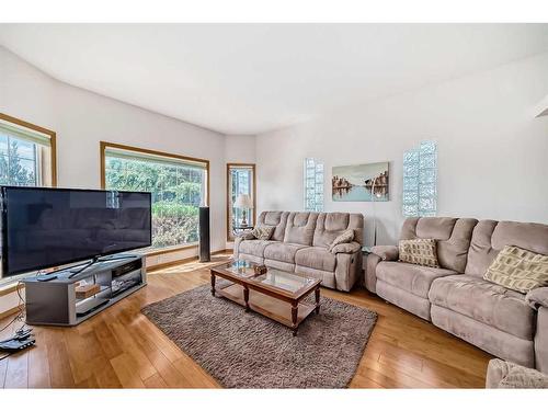 424 Cimarron Circle, Okotoks, AB - Indoor Photo Showing Living Room