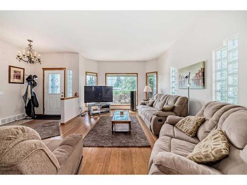 424 Cimarron Circle, Okotoks, AB - Indoor Photo Showing Living Room