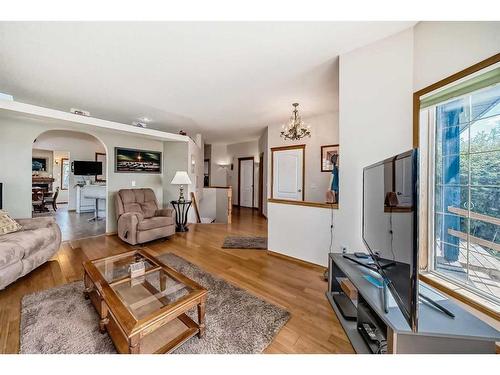 424 Cimarron Circle, Okotoks, AB - Indoor Photo Showing Living Room