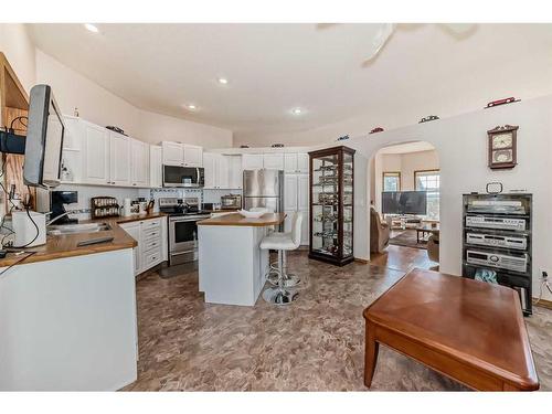 424 Cimarron Circle, Okotoks, AB - Indoor Photo Showing Kitchen