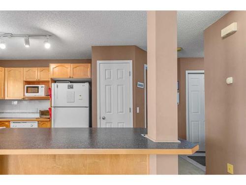 3105-7171 Coach Hill Road Sw, Calgary, AB - Indoor Photo Showing Kitchen