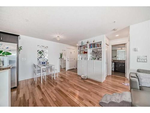 3211-10 Country Village Park Ne, Calgary, AB - Indoor Photo Showing Living Room